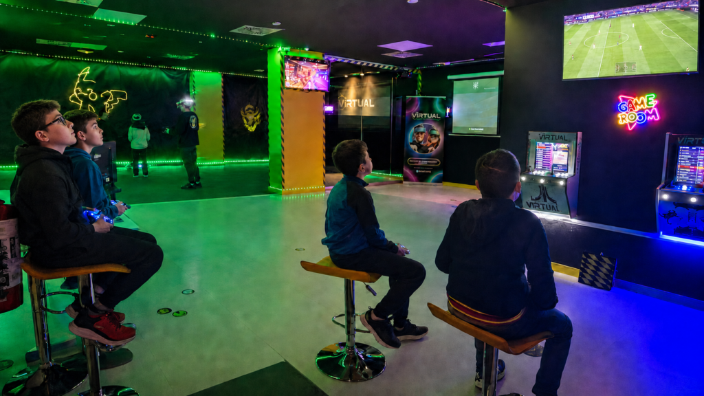 Grupo de jóvenes disfrutando de videojuegos y realidad virtual en Virtual Cuenca