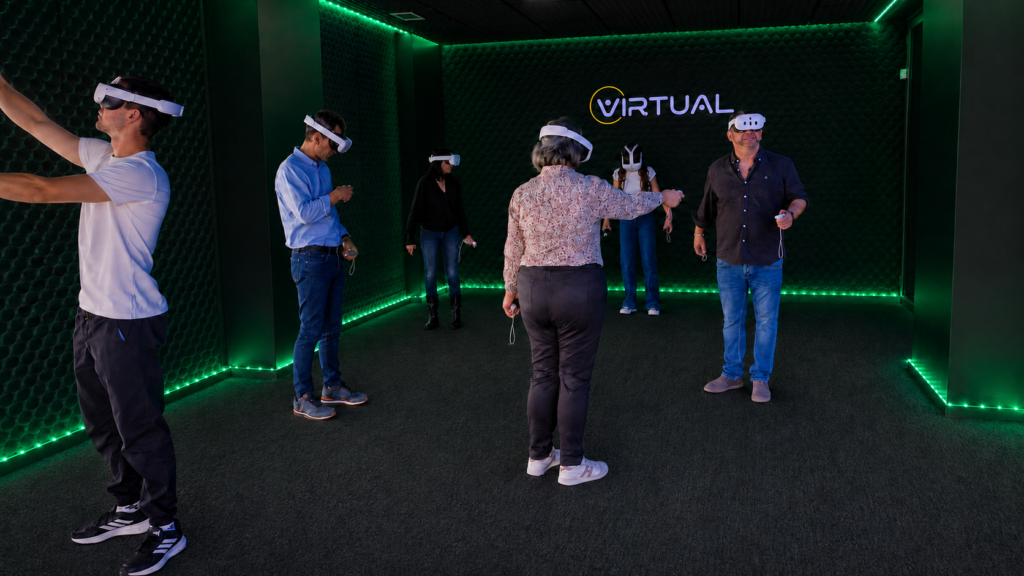 Grupo jugando simultáneamente a Free Roam en Virtual Cuenca