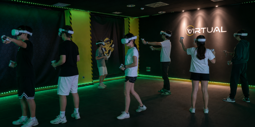 Grupo de jóvenes jugando a realidad virtual en Virtual Cuenca