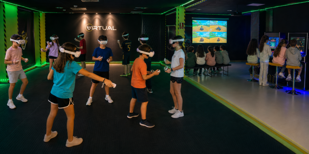 Grupo disfrutando de realidad virtual, videoconsolas y máquinas arcade en Virtual Cuenca