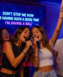 Actividad de karaoke para fiestas patronales, eventos municipales, cumpleaños y celebraciones en Cuenca.